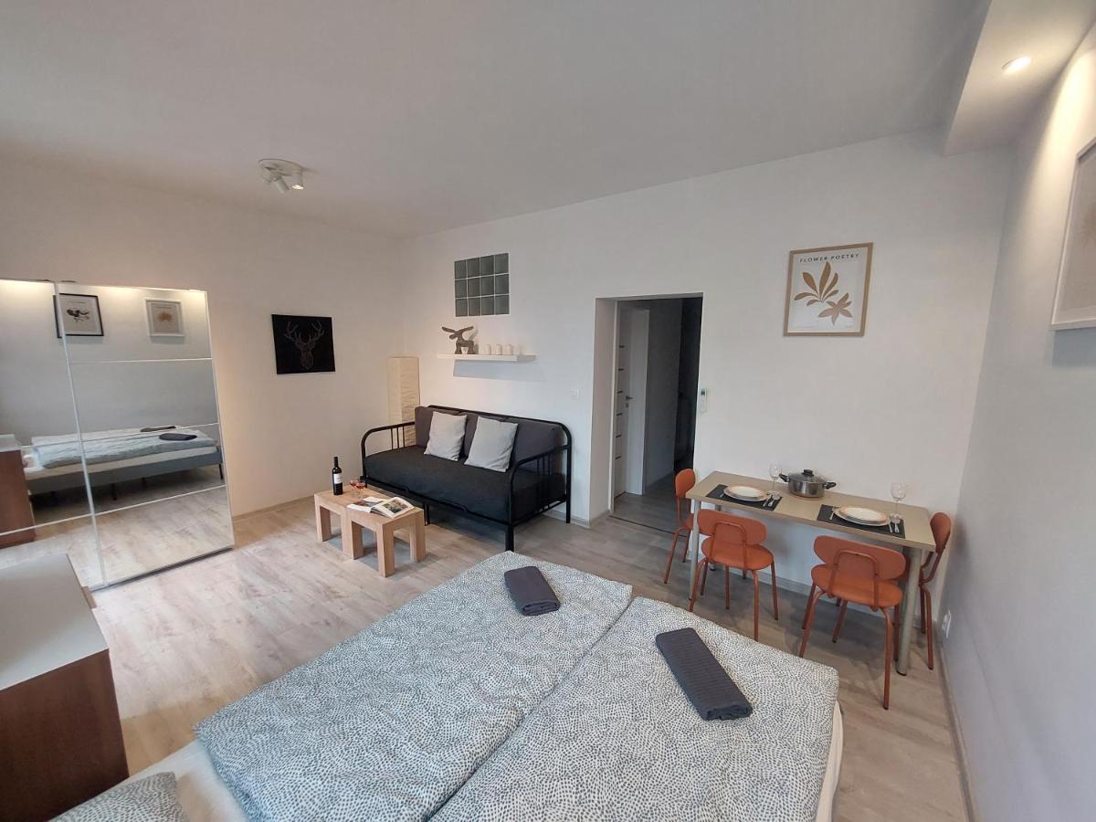 Appartamento Utulny Apartman S Balkonom Bratislava Esterno foto