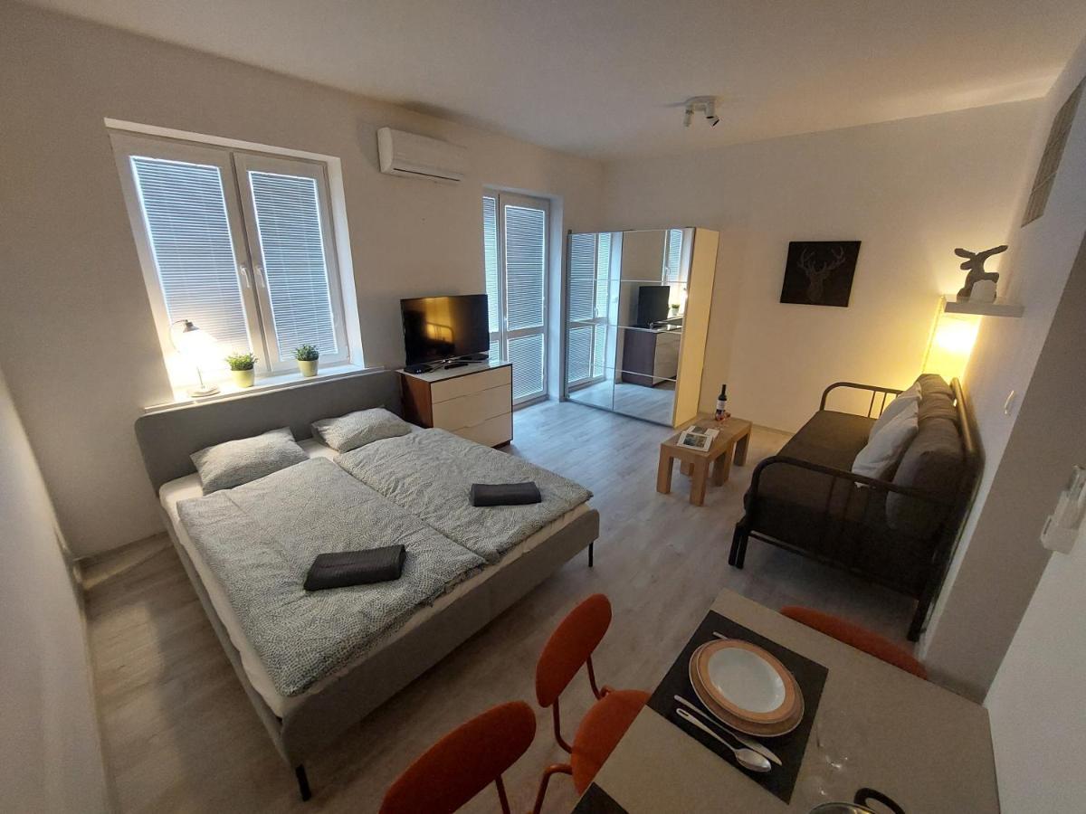 Appartamento Utulny Apartman S Balkonom Bratislava Esterno foto